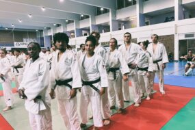 Photo d'une équipe sur le tatamis en attendant la remise des médailles.