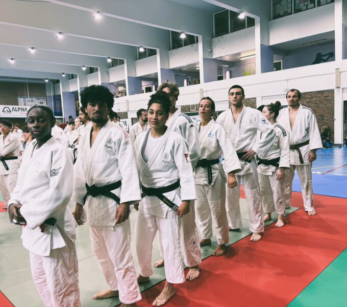 Photo d'une équipe sur le tatamis en attendant la remise des médailles.