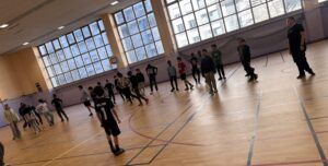 Jeunes qui s'échauffent avant de commencer le tournoi multi-ballons