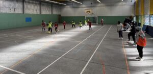 Jeunes filles de 10-14 ans lors du tournoi de futsal féminin.